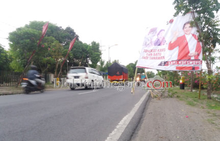 Baliho Salah Satu Caleg Terlepas, Ganggu Pengguna Jalan